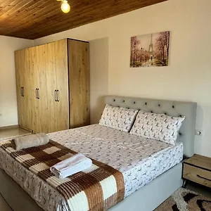 Zefi Rrenc Bed & Breakfast